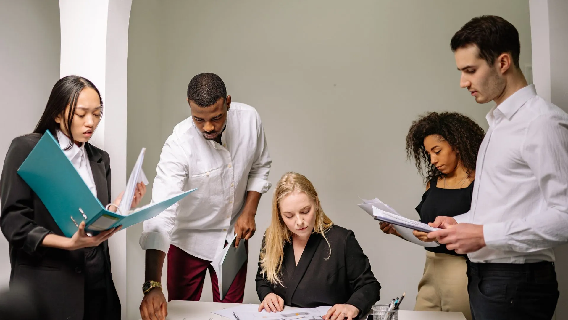 Outsourcing Market Research Operations: FTE vs Dedicated Teams
